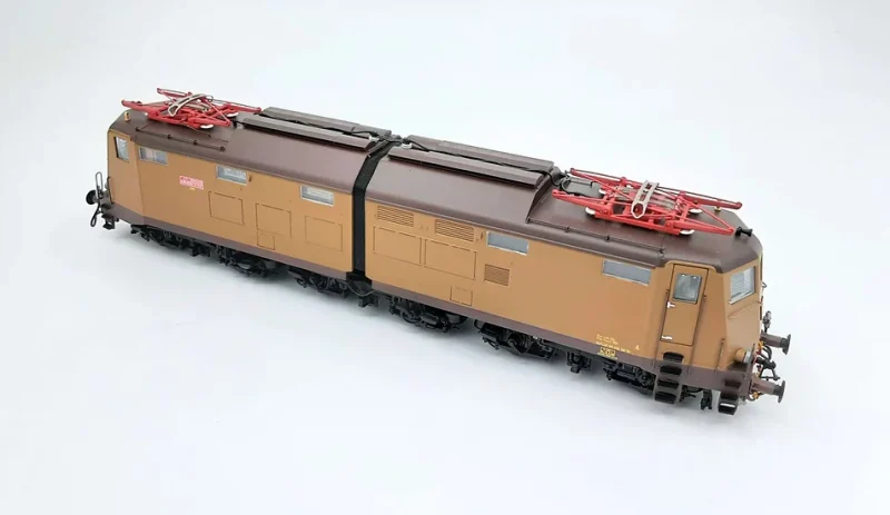 ACME 60485 - E 645.024 in livrea Castano/Isabella con scudo rosso - H0