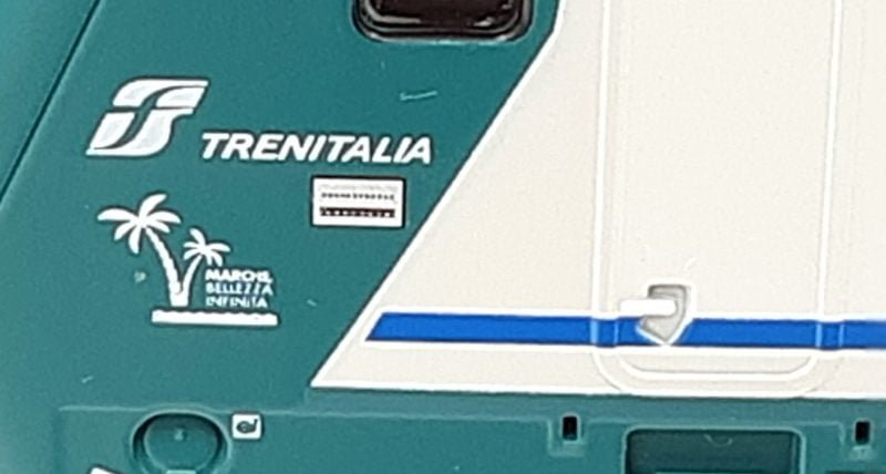 2T Modellismo 2T2275 - E464.178 TI in livrea xmpr "Marche Line" con logo pubblicitario "Marche Bellezza Infinita" - H0