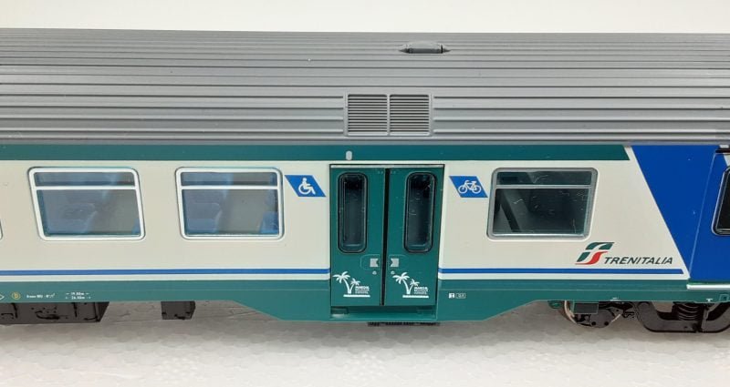 2T Modellismo 2T3401 - Carrozza pilota MDVC tipo npBDH TI di 2° classe in livrea xmpr "Marche Line" con logo pubblicitario "Marche Bellezza Infinita" - H0