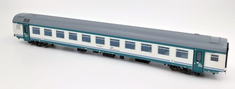 2T Modellismo 2T3405 - Carrozza MDVE tipo nA TI di12° classe in livrea xmpr "Marche Line" con logo pubblicitario "Marche Bellezza Infinita" - H0