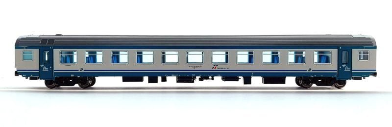 2T Modellismo 2T3403 - Carrozza MDVE tipo nB TI di 2° classe in livrea xmpr "Marche Line" con logo pubblicitario "Marche Bellezza Infinita" - H0