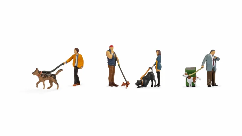 Noch 15471 - Passanti a passeggio con cane - H0