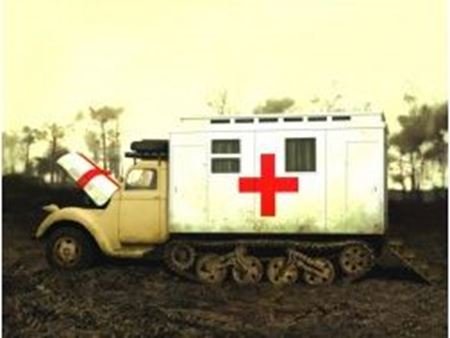ICM 35414 - V3000S/SS M Maultier with Shelter, WWII German Ambulance Truck - 1:35