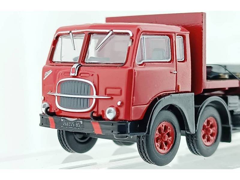 PIBK 690.02 - Fiat 690 rosso con pianale in legno e carico lastre di ferro - H0