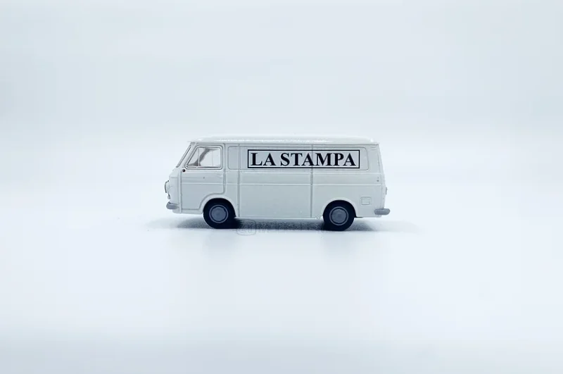 PIBK238000.LASTA - Fiat 238 Pulmino "La Stampa" - H0