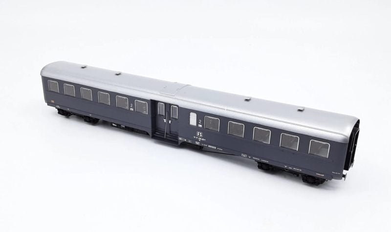ACME 50692 - Carrozza tipo 1957R "Corbellona", livrea grigio ardesia carrelli Tipo FS 27 - H0