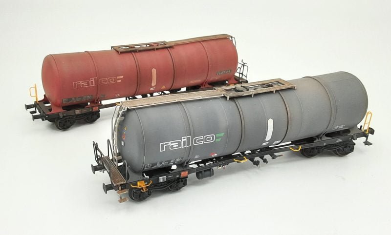 2TIG96210003 - Set 2 cisterne Zacns 88'' Rail-co - sporcato - H0