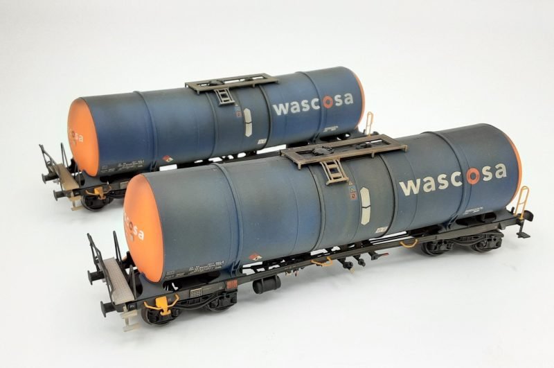 2TIG96210020 - Set 2 cisterne Zacns 88″ "Wascosa" - sporcato - H0