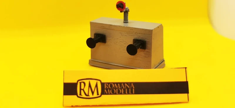 Romana Modelli 50130 – Paraurti in Cemento con Respingenti + Segnale Arresto - H0