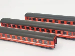Jägerndorfer 90401 - Set 3 carrozze passeggeri, due 2'cl. una 1'cl., ÖBB, livrea arancione - H0