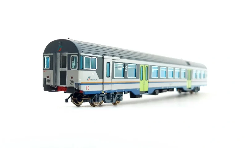 ViTrains 3248 - Semipilota "passante" di 2° classe tipo MDVC TRENITALIA, livrea DTR - H0