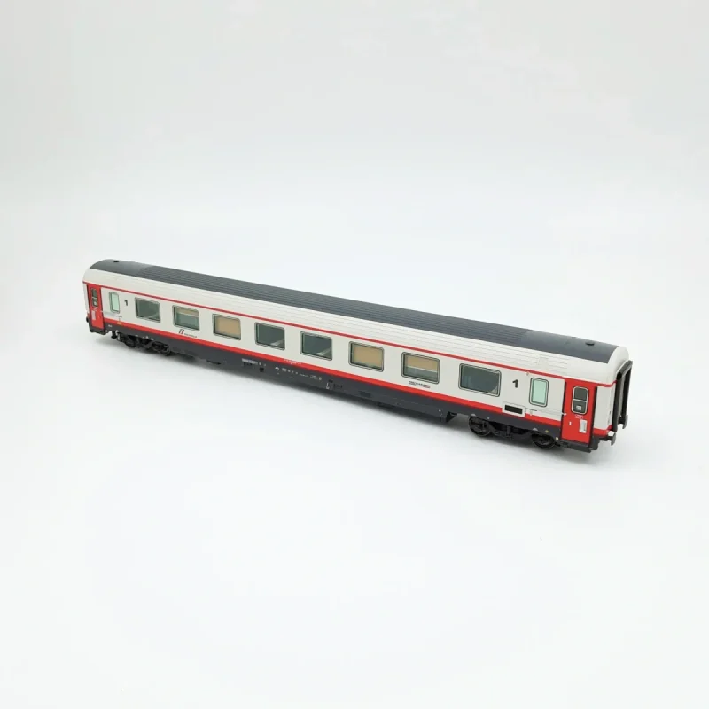 ACME 55284 - Set di 4 carrozze in livrea Frecciabianca TRENITALIA, 1 di 1°cl., 1 multiservizi e 2 di 2°cl. - H0
