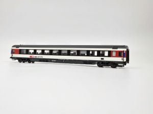 LS Models 47375 - Carrozza EC Bpm SBB di 2° classe, livrea bianca e nera con fascia rossa corta - Epoca VI - H0
