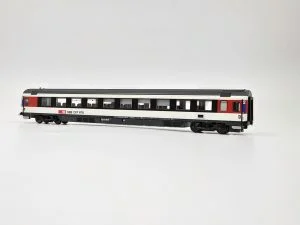LS Models 47375 - Carrozza EC Bpm SBB di 2° classe, livrea bianca e nera con fascia rossa corta - Epoca VI - H0