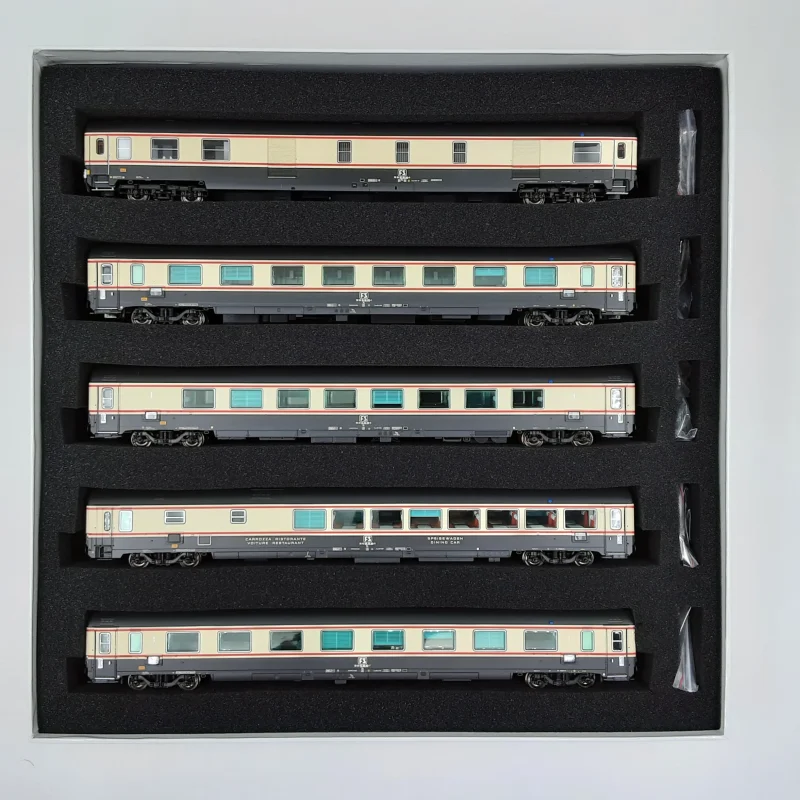 ACME 55220 - Set TEE "ADRIATICO", livrea Bandiera composto da Bagagliaio tipo GC, carrozza ristorante tipo GC, due carrozze a compartimenti tipo GC, una carrozza a salone tipo GC, Epoca IV - H0