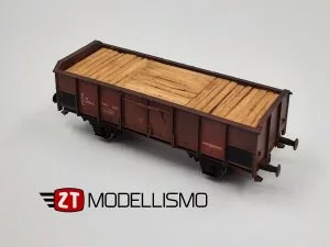 2T-CIL.1 - Carro a sponde tipo Elo FS con carico di traversine grezze per Cantiere Iniezione Legnami elaborato su base Piko - Epoca IV - H0